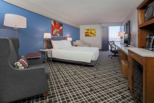 达拉斯达拉斯/市场中心希尔顿花园酒店的配有一张床和一张书桌的酒店客房