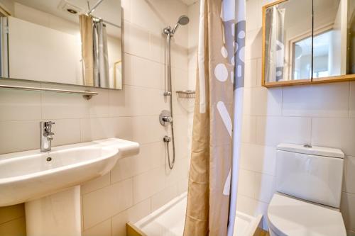 卡莱利亚德帕拉弗鲁赫尔Exclusive Beach House Calella de Palafrugell的一间带水槽、卫生间和淋浴的浴室