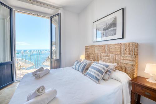 卡莱利亚德帕拉弗鲁赫尔Exclusive Beach House Calella de Palafrugell的一间卧室设有一张床,享有海景