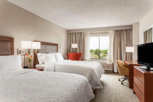 丹佛丹佛樱桃溪汉普顿旅馆及套房酒店的酒店客房设有两张床和电视。