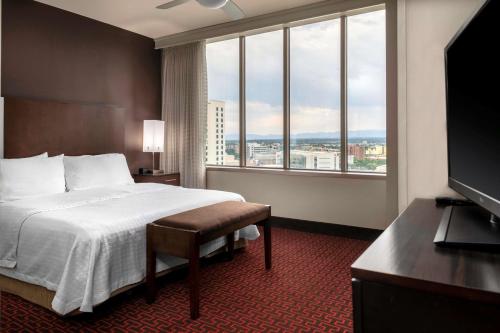 丹佛赫姆伍德套房酒店－丹佛市区会议中心的酒店客房设有一张床和一个大窗户