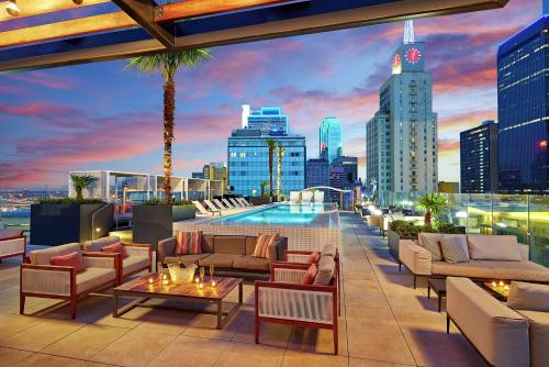 达拉斯The Statler Dallas, Curio Collection By Hilton的享有城市天际线景致的屋顶露台