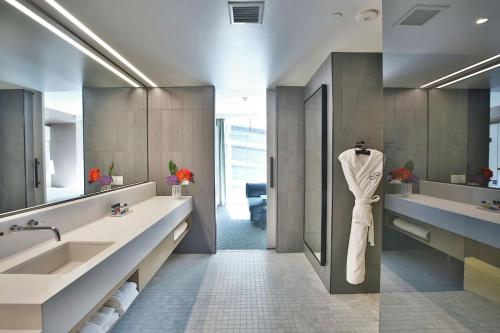 达拉斯The Statler Dallas, Curio Collection By Hilton的浴室设有2个水槽和镜子