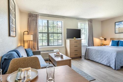 奥兰多InTown Suites Extended Stay Select Orlando FL - UCF的一间酒店客房,配有一张床和一台电视