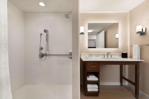 休斯顿Homewood Suites by Hilton Houston NW at Beltway 8的一间带水槽和淋浴的浴室