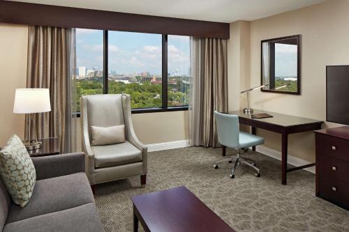 休斯顿希尔顿休斯敦广场/医疗中心酒店的酒店客房配有书桌、椅子和电脑