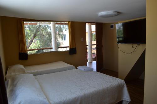 阿雷基帕La Casona Recoleta的一间卧室设有一张床和一个大窗户