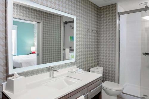 舒格兰Home2 Suites By Hilton Sugar Land Rosenberg的一间带水槽、卫生间和镜子的浴室