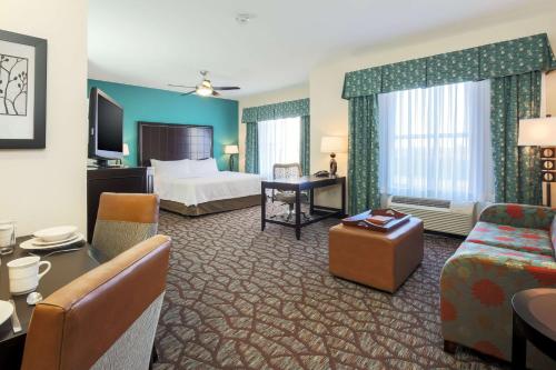 劳顿劳顿希尔顿惠庭酒店的酒店客房设有床和客厅。