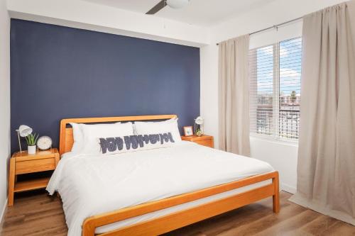 凤凰城Locale Midtown Phoenix的一间卧室设有一张蓝色墙壁的大床