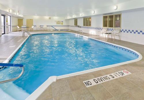 拉伯克拉伯克汉普顿酒店的地板上没有潜水标志的大型游泳池