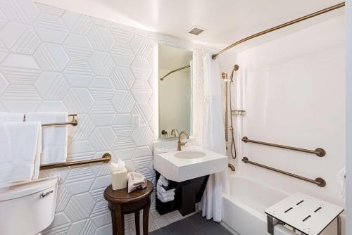 洛杉矶洛杉矶/好莱坞希尔顿花园酒店的白色的浴室设有水槽和卫生间。