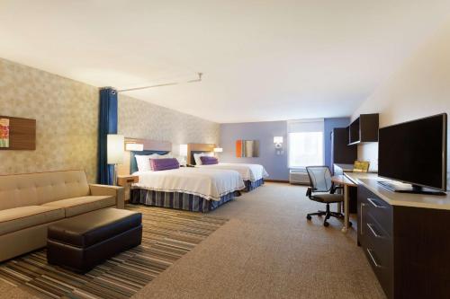 米德兰米德兰希尔顿欣庭套房酒店的配有一张床和一张书桌的酒店客房