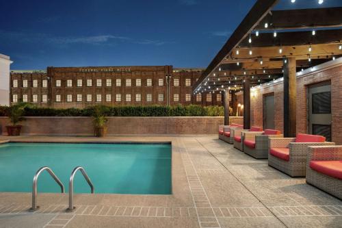 新奥尔良新奥尔良会展中心希尔顿花园酒店的建筑物屋顶上的游泳池