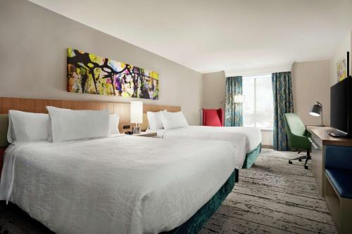 新奥尔良新奥尔良会展中心希尔顿花园酒店的酒店客房设有两张床和电视。