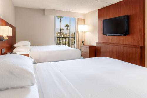 帕萨迪纳帕萨迪纳希尔顿酒店的酒店客房设有两张床和一台平面电视。