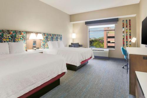 匹兹堡匹兹堡市区希尔顿恒庭旅馆&套房酒店的酒店客房设有两张床和窗户。