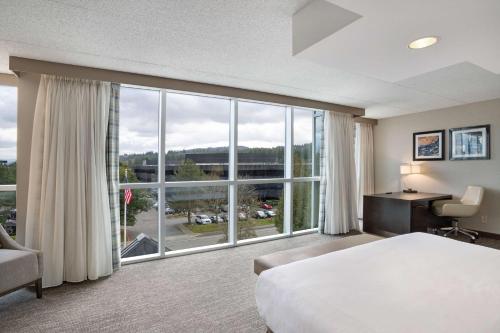 贝尔维尤西雅图贝尔维尤希尔顿合博套房酒店的酒店客房设有一张床和一个大窗户