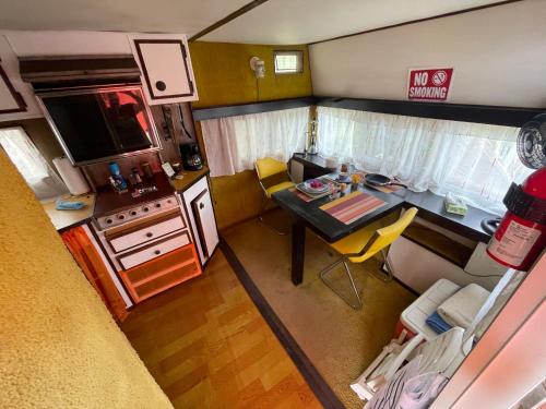 奥拉涅斯塔德Backpack Cabin A 49149的小屋享有空中景致,设有带桌子的小厨房