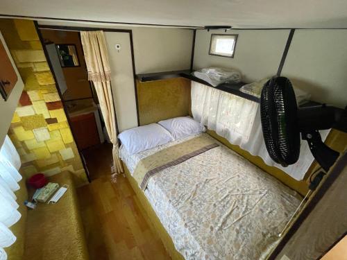 奥拉涅斯塔德Backpack Cabin A 49149的享有带两张床的小卧室的顶部景致