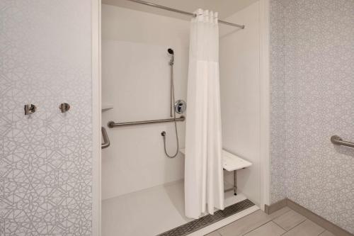 圣克鲁兹日落旅馆 - 圣克鲁斯的浴室内配有淋浴帘。