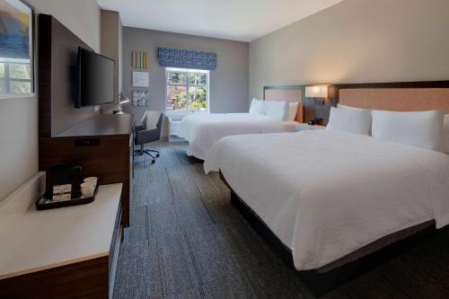 圣克鲁兹日落旅馆 - 圣克鲁斯的酒店客房设有两张床和一台平面电视。