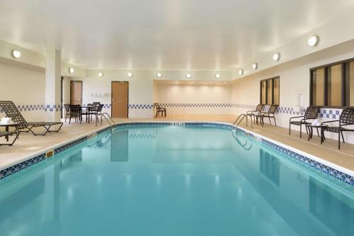圣安吉洛圣安吉洛汉普顿旅馆的一个带桌椅的大型游泳池