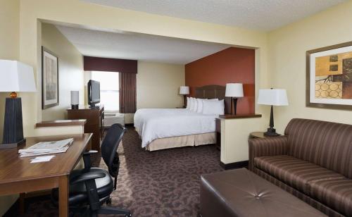 圣安吉洛圣安吉洛汉普顿旅馆的配有一张床和一张书桌的酒店客房
