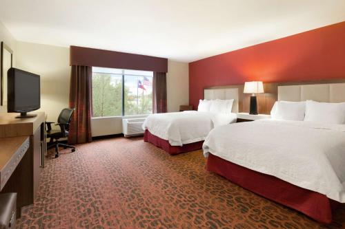 威奇托福尔斯赛克斯森特商城威奇托福尔斯汉普顿酒店的酒店客房设有两张床和一台平面电视。