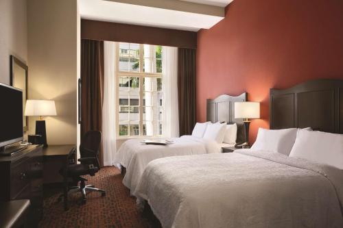 布雷登顿布雷登顿汉普顿套房酒店的酒店客房设有两张床和窗户。