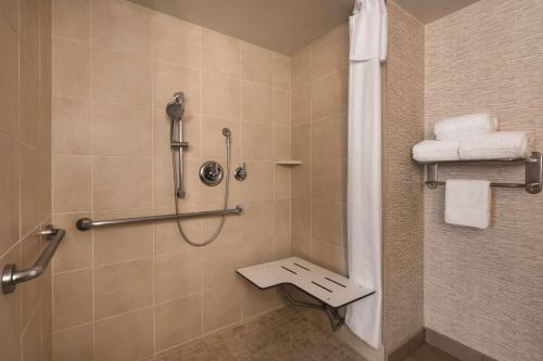 土桑土桑圣菲广场大学希尔顿惠庭套房酒店的一间带淋浴间和毛巾的浴室