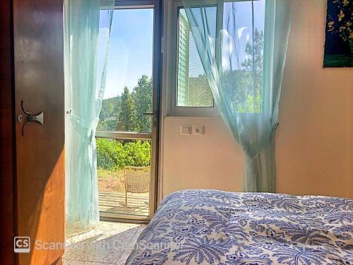 Bet ZayitLa Rustique Studio with a Spectacular View的一间卧室设有一张床和一个开放式窗户。
