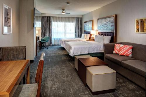 盐湖城盐湖城市中心希尔顿惠庭套房酒店的酒店客房,配有床和沙发