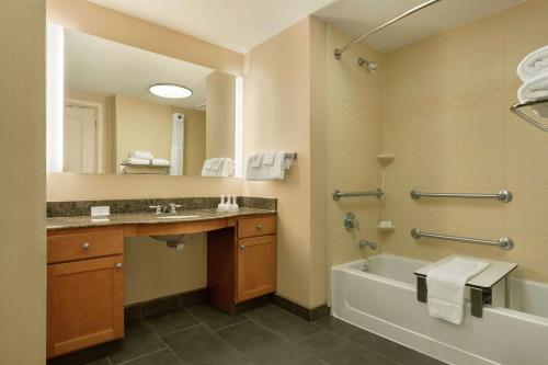 伯利恒阿伦镇伯利恒机场希尔顿惠庭套房酒店的带浴缸、水槽和淋浴的浴室