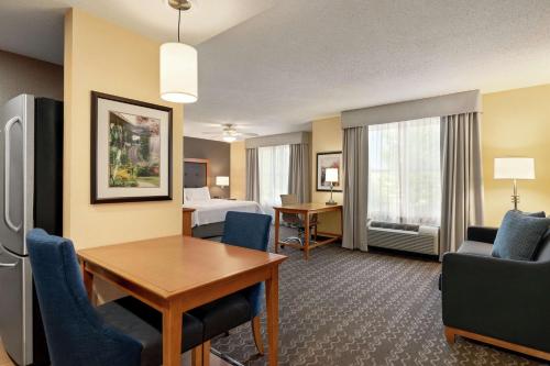 伯利恒阿伦镇伯利恒机场希尔顿惠庭套房酒店的酒店客房配有桌椅和一张床