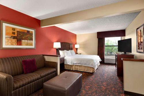 休斯顿休斯顿布鲁克购物中心汉普顿酒店的酒店客房,配有床和沙发