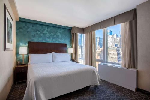 纽约西35街希尔顿花园旅馆的一间卧室设有一张大床和一个大窗户