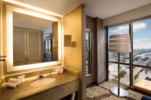 达拉斯达拉斯坎贝尔中心希尔顿逸林酒店的一间带水槽和大窗户的浴室