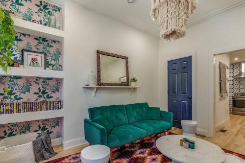 费城Beautiful & Stylish 2 BDR Hosted By StayRafa (1F)的客厅配有绿色沙发和镜子