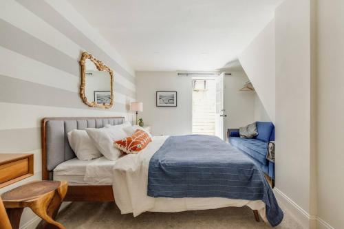 费城Beautiful & Stylish 2 BDR Hosted By StayRafa (1F)的一间卧室配有一张带蓝色毯子的床