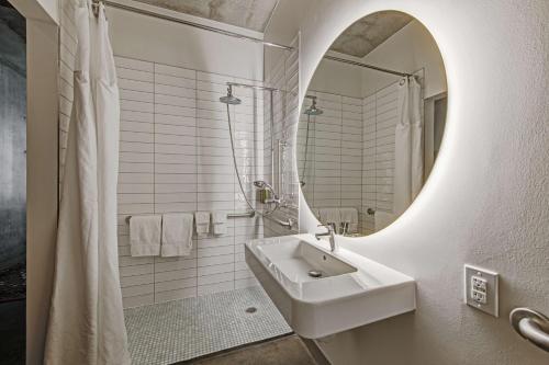 普莱诺NYLO Dallas Plano Hotel, Tapestry Collection by Hilton的白色的浴室设有水槽和镜子