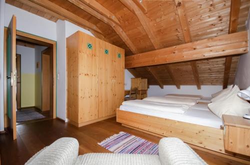 米尔施塔特斯坦德尔的伐米雷恩酒店的一间卧室配有一张床和两把椅子