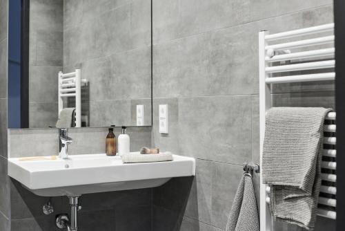 波鸿Nena Apartments Bochum City的一间带水槽和镜子的浴室