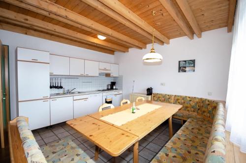 米尔施塔特斯坦德尔的伐米雷恩酒店的厨房以及带木桌的用餐室。