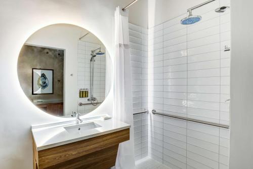 沃里克NYLO Providence Warwick Hotel, Tapestry Collection by Hilton的一间带水槽和镜子的浴室