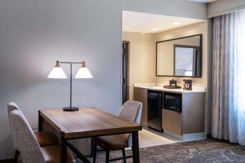 阿尔伯克基Embassy Suites by Hilton Albuquerque的厨房以及带桌椅的用餐室。