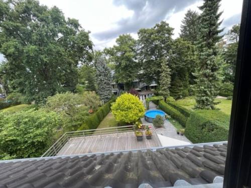 柏林Zentrale Wohnung im Grünen!的从带花园的房子的屋顶上欣赏美景