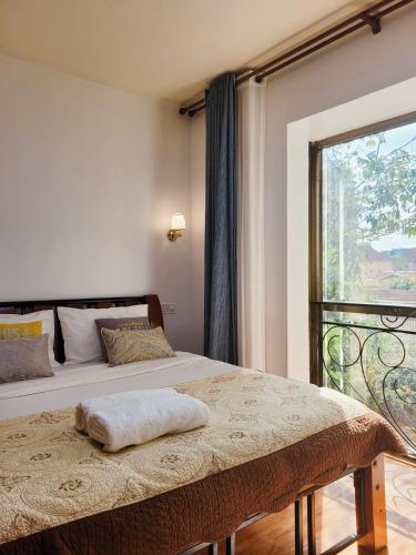 内罗毕Stunning and serene homes的一间卧室设有一张床和一个大窗户