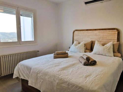 哈维亚Villa Panorama的一间卧室配有一张床,上面有两条毛巾