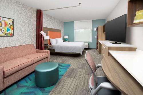 奥因斯米尔斯Home2 Suites By Hilton Owings Mills, Md的酒店客房,配有床和沙发